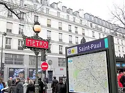 Entrada equipada com um candelabro Val d'Osne.