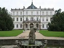 O Castelo de Ploskovice, a residência, na Boêmia.