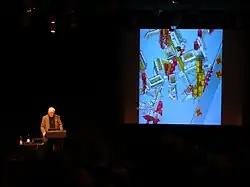 Peter Cook apresentando o projeto “Plug-in City” da Archigram