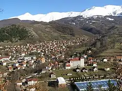 Estação de esqui Brezovica e a cidade de Štrpce