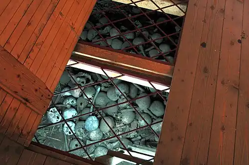 O porão, repleto de ossos.