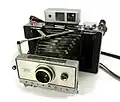Câmera instantânea Polaroid Automatic 350, fabricada de 1969 a 1971, preço sugerido de US$ 150