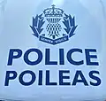 Decalque do veículo da polícia da Escócia mostrando uma versão estilizada do emblema real da Escócia: um cardo encimado pela Coroa da Escócia.