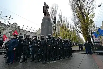 Policiais protegendo uma estátua de Lenin 24 de novembro de 2013