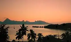 Amanhecer na ilha de Moorea.