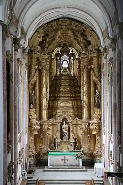 Capela-mor com retábulo em talha dourada