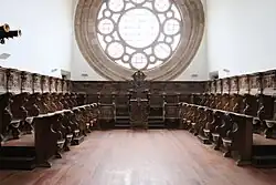 Coro-alto com cadeiral e rosácea