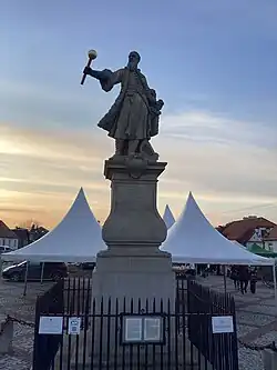 Monumento durante a comemoração dos 600 anos de Tykocin em 8 de fevereiro de 2025