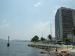 Vista panorâmica do início da Avenida Bartholomeu de Gusmão, onde se vê o tombado Edifíco Enseada, cujo arquiteto foi o ilustre João Artacho Jurado.
