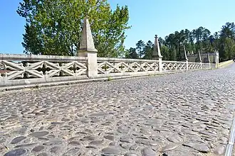 Asfalto do tabuleiro, grilhagem e pináculos