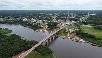 Ponte Rio Castanho, com vista aérea da cidade