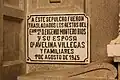 Placa ao lado da tumba