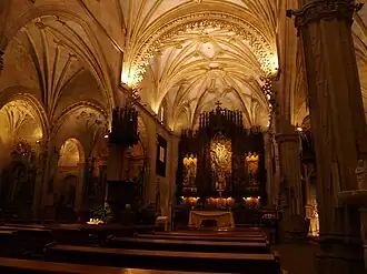 Altar maior e naves laterais.