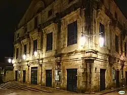 Fachada iluminada à noite