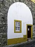 Pormenor de casa construída dentro de arcada do Aqueduto da Água da Prata