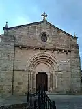Entrada românica da igreja paroquial