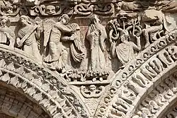 Anunciação, figuras e ser de três cabeças na enjunta com arquivoltas e frisos com motivos vegetalistas. Notre-Dame la Grande, Poitiers (Poitou-Charentes)