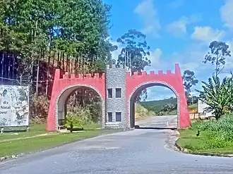 Portal de Conceição do Castelo na margem da BR-262