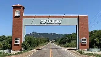 Portal na da cidade com o Jabre ao fundo.