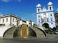 Portas da Cidade; ao fundo, à direita, a Igreja da Misericórdia.
