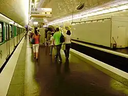 Plataforma depois da extremidade oeste (à esquerda, o metrô está em uma garagem de longo prazo).