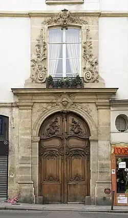Porta rococó na Rue Monsieur-le-Prince (Paris)