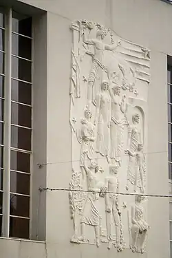 Fotografia do baixo relevo do Cinema Batalha, da autoria de Américo Soares Braga.