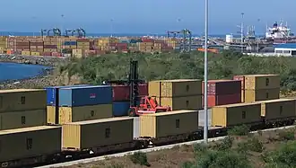 Vagões porta-contentores no Porto de Sines.