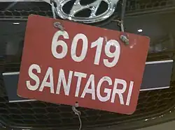 Chapa de trânsito amovível de um revendedor, num automóvel ainda não matriculado