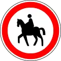 C3m — Trânsito proibido a cavaleiros: indicação de acesso interdito a cavaleiros