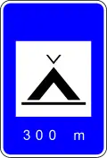 H14a — Parque de campismo: indicação da existência de local em que é permitida a prática de campismo, situado à distância, em metros, indicada no sinal (exemplo: 300 m);
