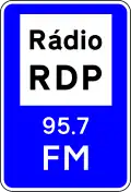 H23 — Estação de radiodifusão: indicação de estação de radiodifusão dando informações sobre a circulação rodoviária; este sinal pode conter a indicação da estação de rádio, bem como da frequência em que emite (exemplo: Rádio RDP, emitindo na frequência 95.7 FM)