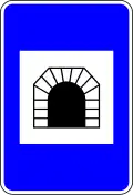 H35 — Túnel: indicação da existência de um túnel, podendo o nome do túnel ser indicado na parte inferior do sinal cuja extensão é dada por painel adicional do modelo n.º 2