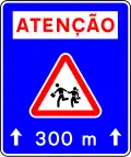 I8 — Aproximação de travessia de crianças: indicação da proximidade de um local frequentado por crianças, como escola, parque de jogos ou outro similar, situado na extensão ou à distância indicadas no sinal, respetivamente