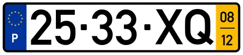 As estrelas da Bandeira Europeia são destaque numa faixa azul na maioria das placas de identificação de veículos na União Europeia.