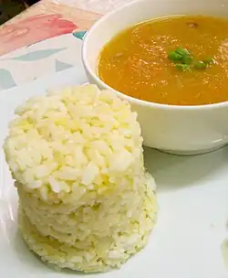 Sopa de cenoura e batata servida com arroz