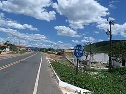 Vista da placa do km 83 no Povoado Boqueirão em Coreaú, nas proximidades do Açude do Diamante.
