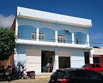 Prédio da Prefeitura Municipal de Sítio do Quinto, localizado em frente à Praça João José do Nascimento