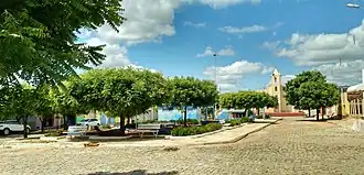 Praça Adrião Duarte. Ao fundo a capela de São Francisco de Assis.