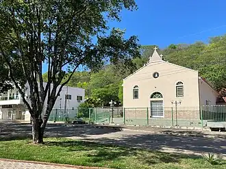 Praça Capitão José Vicente Barbosa com a Igreja São Geraldo Magela ao fundo