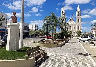 Praça Getúlio Vargas e, ao fundo, a Igreja Matriz de Nossa Senhora do Bom Sucesso