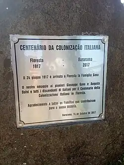 Tradução da inscrição em Italiano: "Em 24 de junho de 1917 a família Gava Chegou a Floresta. Nossa homenagem aos pioneiros Giuseppe Gava e Augusta Dalvi e a todos descendentes de italianos pelo centenário da Colonização Italiana em Floresta. Agradecimento a toda as as família que contribuíram com nossa história.