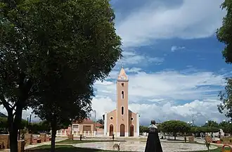 Praça João Jales Dantas, ao fundo a Igreja de Nossa Senhora das Graças