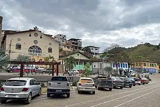 Praça Padre José Augusto de Oliveira com a Igreja Matriz de São Benedito ao fundo à esquerda