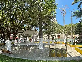 Praça Padre José Lanzillotti com a Igreja Matriz de Nossa Senhora do Rosário ao fundo