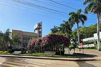 Praça Paulo VI com a Igreja Matriz do Senhor Bom Jesus ao fundo