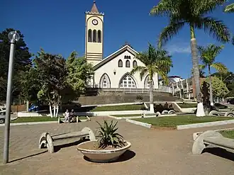 Praça São Sebastião com a Igreja Matriz de São Sebastião ao fundo em Dionísio