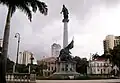 O Monumento a República em destaque na praça.