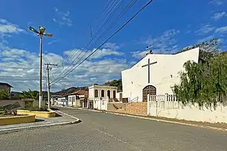 Praça da Rua Joaquim Dias de Moura com a Igreja Matriz de São Sebastião à direita