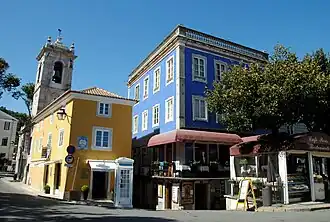 Praça da República, em Sintra, vendo-se a torre da Igreja de São Martinho